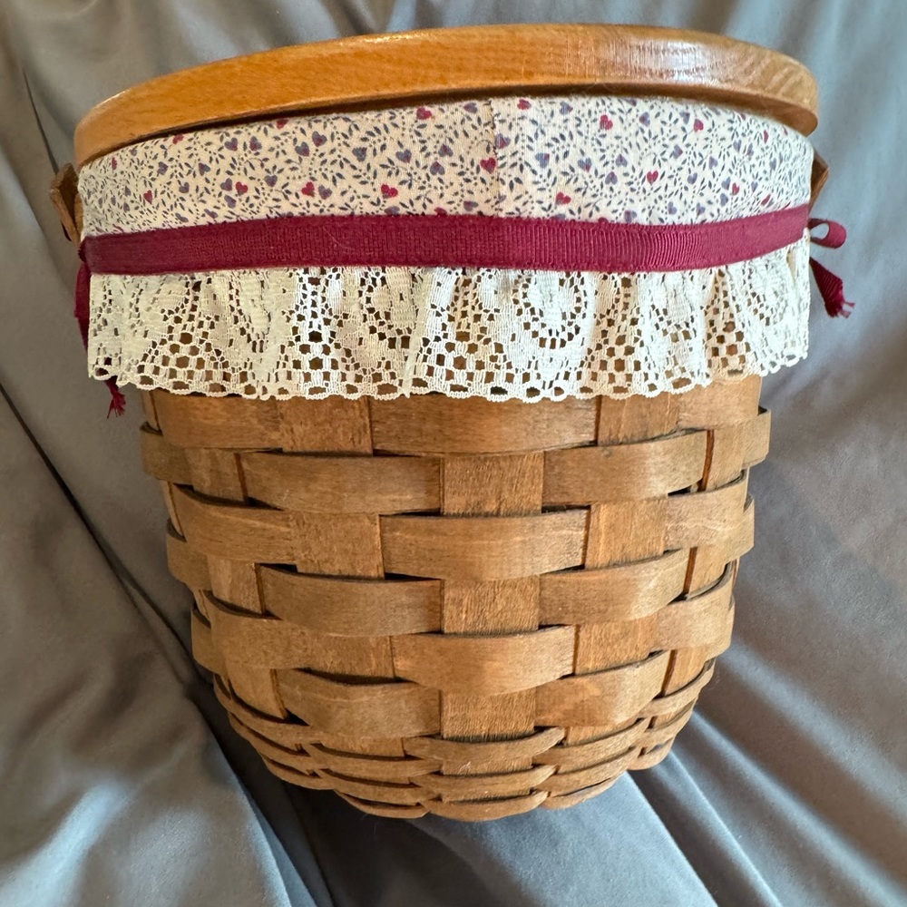 Very vintage Longaberger basket, handwoven dated 1985